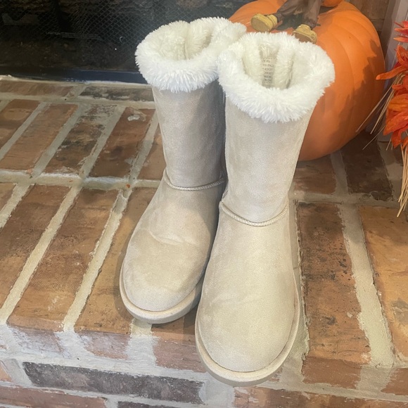 Cream winter boots with bows on the back - Picture 3 of 3